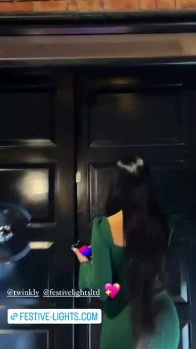 Mommy... 🤤 she looks very sexy in a short green dress 💚🔥