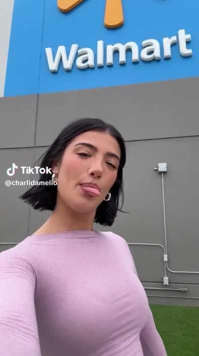 Looks sexy af in new TikTok 