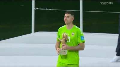 Emiliano Martinez celebrates winning the Golden Glove in the FIFA World Cup