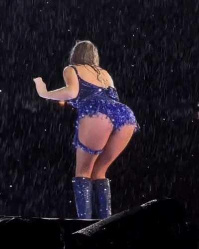 I wanna play with Tay delicious 🍑🍑🍑