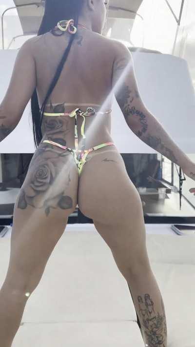 Mc mirella rebolando e o cuzinho aparecendo - PrivacyPorno.com