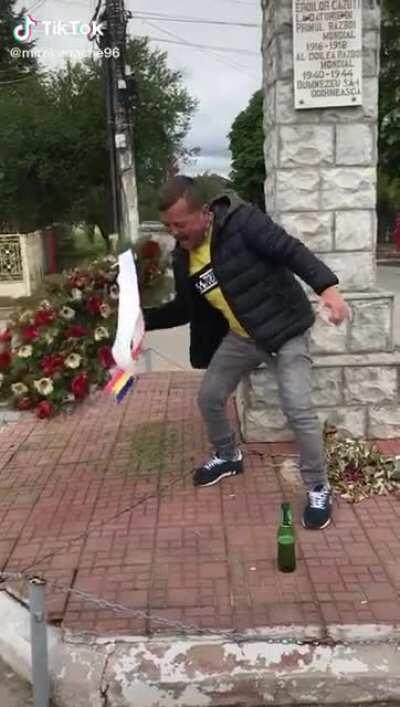 Fiii patriei comemorandu-si eroii cazuti la datorie (colorizat, cca 2020)