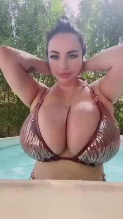 Just too massive for her bikini 👙