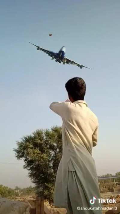 Zenaab maine endia ka plane maar giraya 😋. Kaisi lgi aap sbko ye vedio 😳? Ro endia Ro 😼. Pak fauj zindabaad 🇵🇰. Tea is fentestdick ☕.