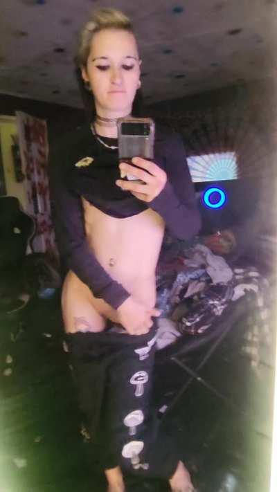 I wanna be at your service😘