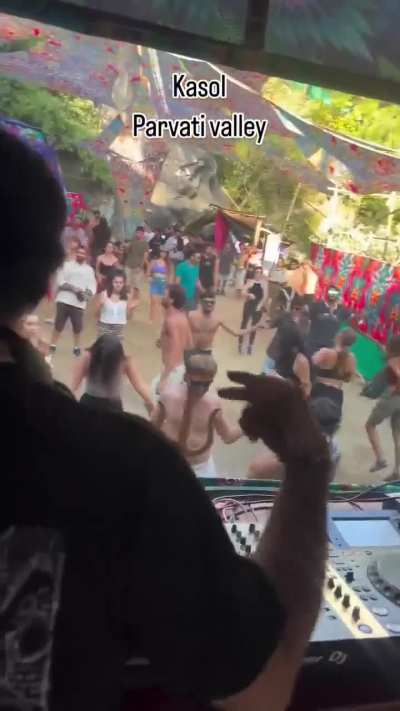 Average high as fuck Israeli in Endia.