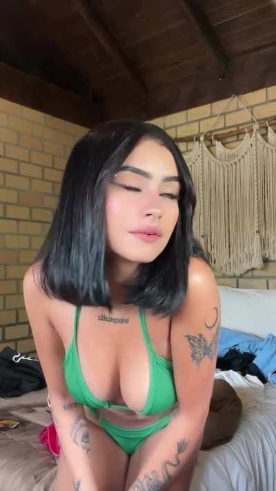 Vontade de mamar muito nessas tetas (Coiimbra)