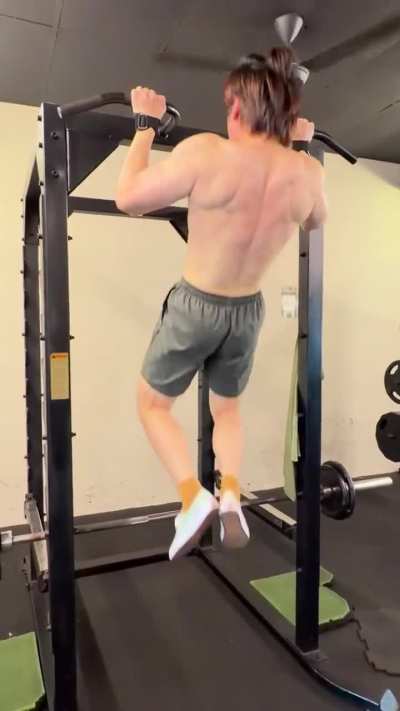 Form check on pull ups, from the looks of it, it seems like my lats isn&rsquo;t firing.
