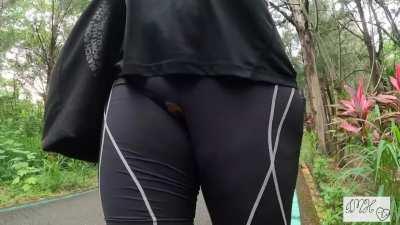 chubby girl and her visible cameltoe 😏