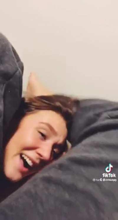 Imagine a girl is in a BJJ match and she locks in a triangle and does this 💨💨 farts a nasty one right in her opponents face