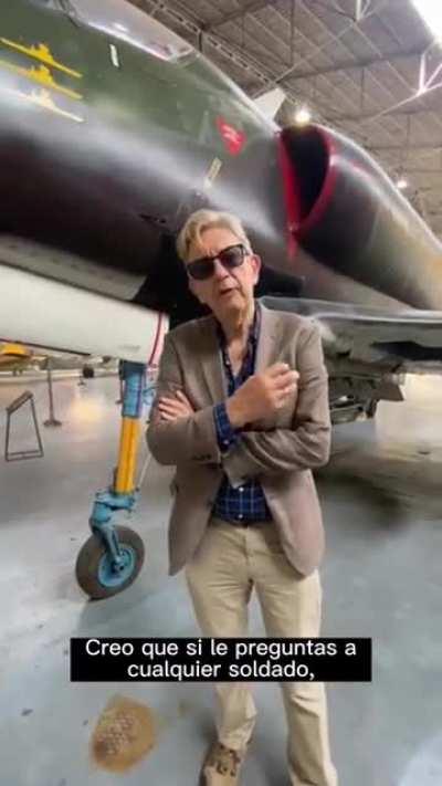 (IG: Museo Nacional de Aeronáutica) Recibimos la visita de Paul Beaver, integrante de la junta directiva del Museo de Aviación del Ejército de Reino Unido, piloto de helicóptero del Ejército, historiador y reportero de guerra.