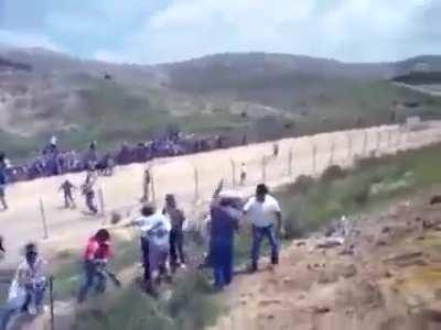 عاجل: جماعات من الحشود الأردنيّة على الحدود الأردنيّة-الفلسطينيّة تعبر إلى غربي نهر الأردن، والفلسطينيون يلاقونَهم بالأحضان.