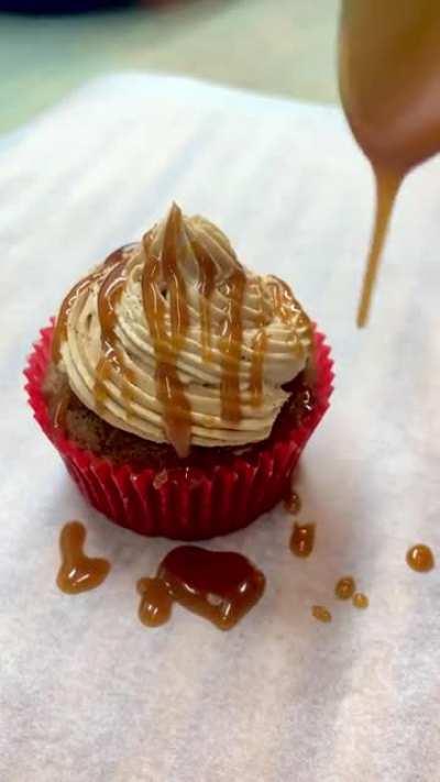 Gingerbread cupcakes with a cinnamon espresso buttercream drizzled in caramel sauce 🧁