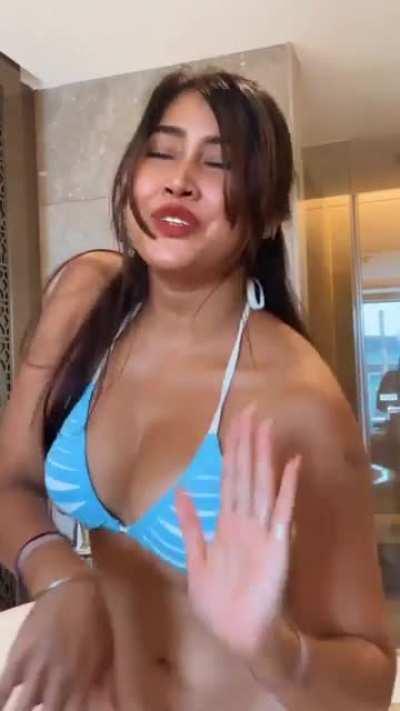 sofia Ansari and Urfi Javed even score 🍑🫶♥️🥰🍌🖕🏻