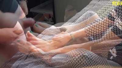 Cum on Feet with Split Screen