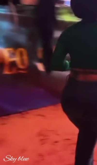 Cuando se da cuenta que le miro sus ricas nalgas 🤤 y me sonríe 