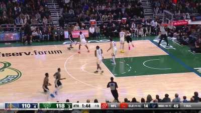 [Highlight] Khris Middleton finds Giannis for the reverse alley-oop to give the Bucks a 10 point lead!