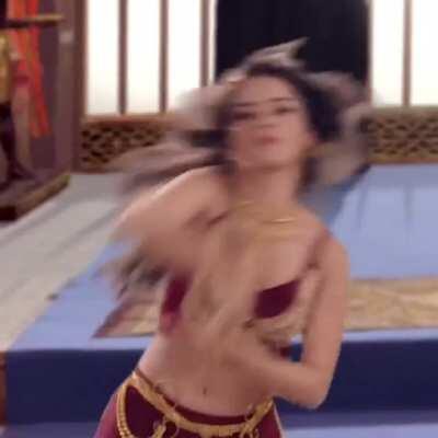 Avneet Kaur dancing for her fans