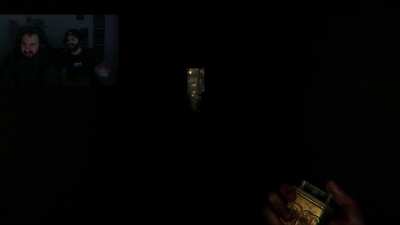 Cuando te castigan sin salir tus padres y te pillan por ahí con un colega