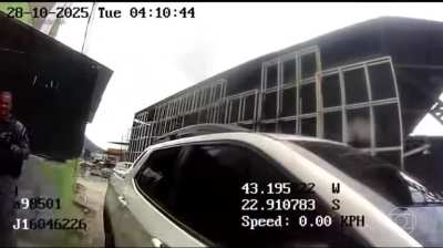 Fantástico exibe imagens de PM roubando fuzis e peças de carro durante megaoperação do RJ