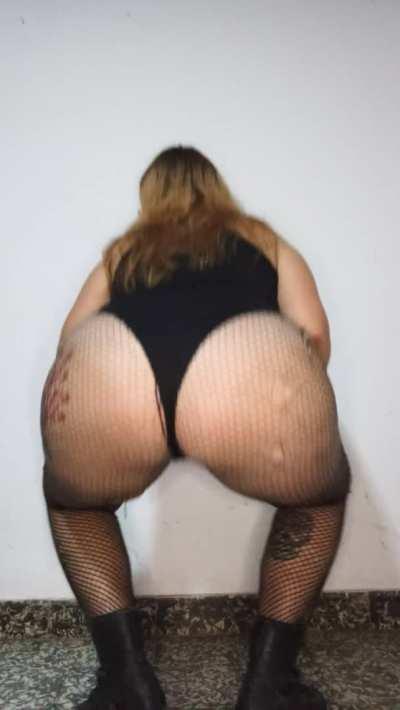 Inked, plump, and kinky 🔥 Open to any fetish 😈 Free page, link below 💋