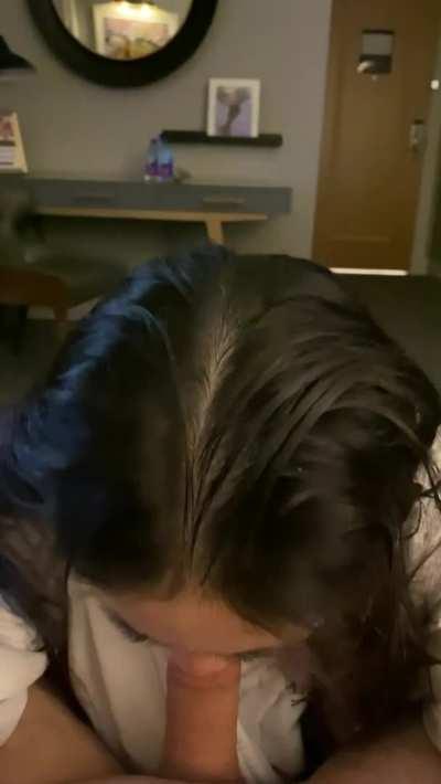 I love meeting up at fancy hotels to give head. Who wants to be next?