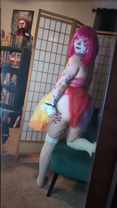 The party starts when the clowngirl arrives. (@kinkeeklown) [Onlyfans]