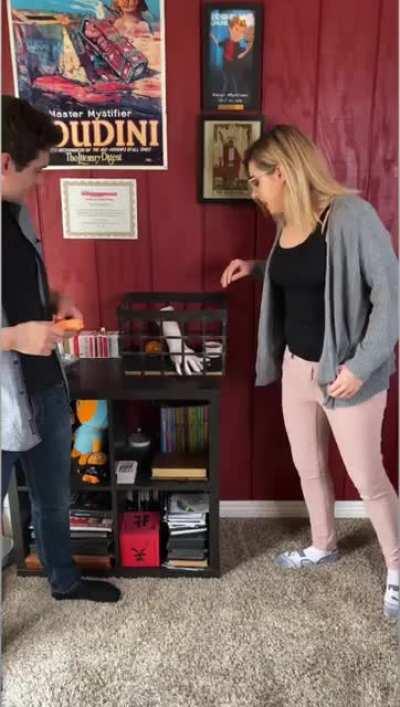 Glove pet, anybody got an idea how he does it?