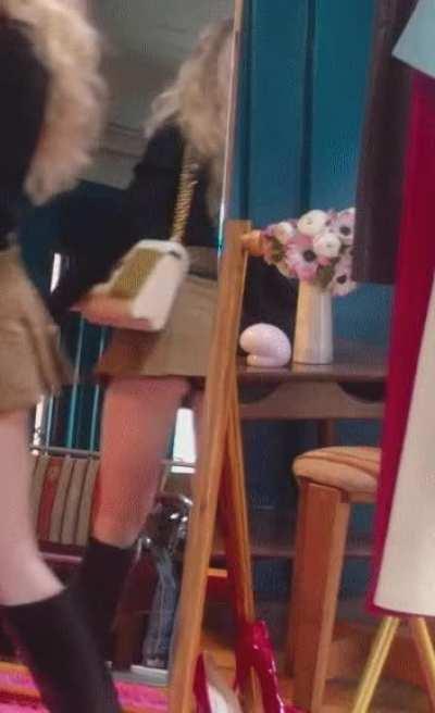 Sabrina Carpenter upskirt