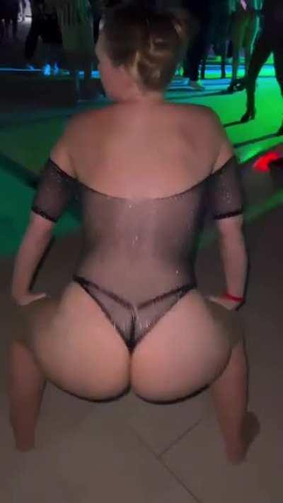 Thick 🍑🔥 (@elletwerk)