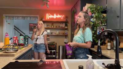 I think it’s time for a fresh coat of paint in the kitchen. It’s long over due. Kitchen streams will look to much better. Naked painting party incoming?  ✨