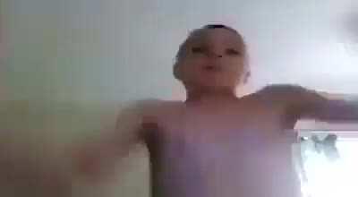 Kaip mokytoja per nuotolini pasako mokiniui pasportuok su muzika. Mokinys: