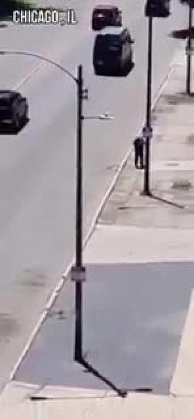 Парень кидал камни в машины и получил по заслугам