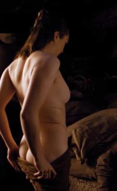 Maisie Williams tight little ass would get pounded