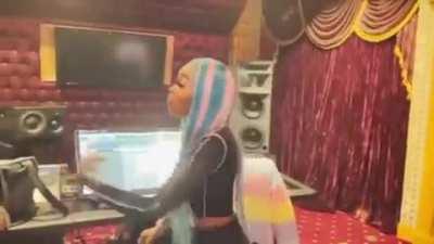 “Queen Von” Aka Asian Doll Preview Lol This Bitch Is DEFINITELY Drunk Off That Damn Beer To The Point Where She Actually Thinks She’s King Von Smh Rip V.Roy