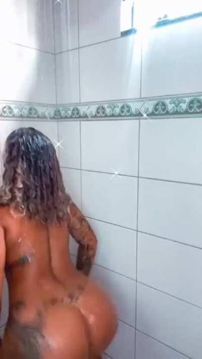 Allanna jhessy dançando no banho