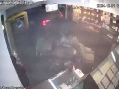 Robbers Crash Car into Jewelry Store and Owner Tries to Fight Back [Montréal, Canada]