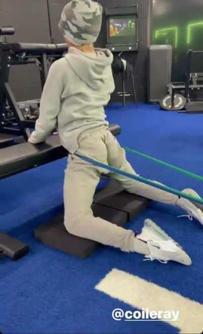 Booty look good in sweatpants too