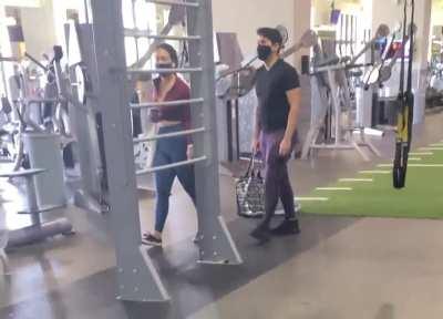 This the simp shit I be talking about carrying this hoe bag and look how far she walking away from him he should castrate him self