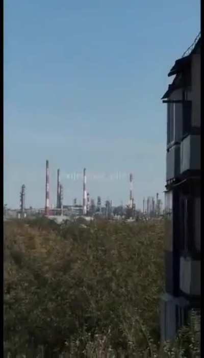 Russian civilians are filming the attack on the oil refinery in Orsk, Orenburg Oblast, which is currently under attack by Ukrainian 