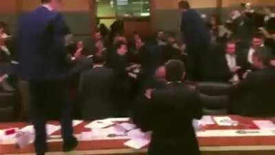 Imagens vazadas do Parlamento da Chratesia