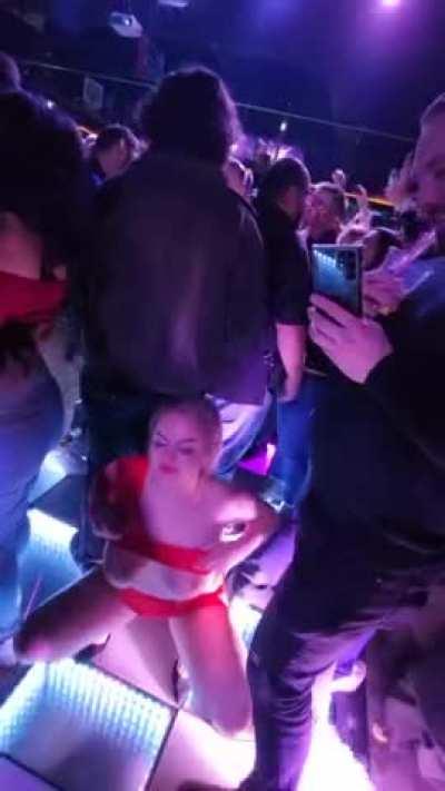 flashing my big naturals in a packed club turns me on😏✨