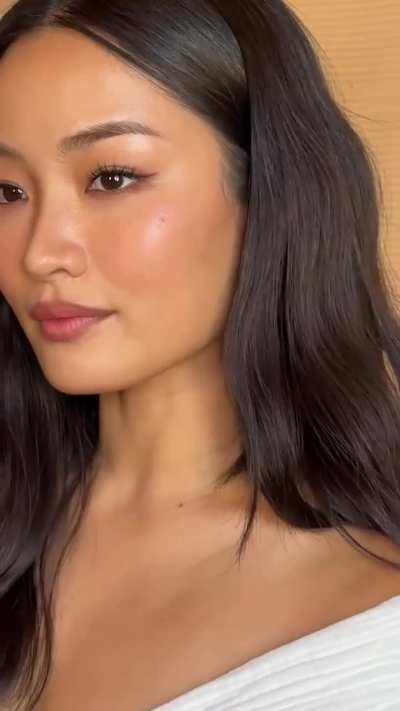 Makeup check in Paris (IG 10/2025)