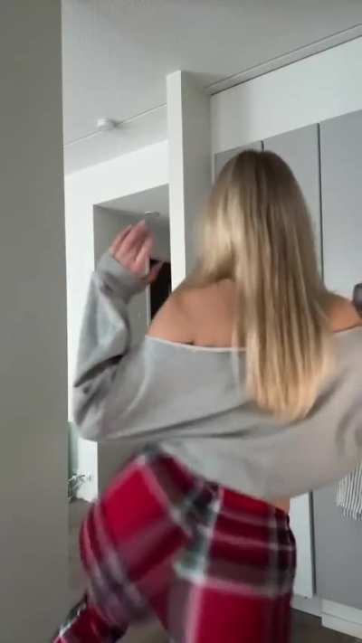 shaking her ass in pyjamas