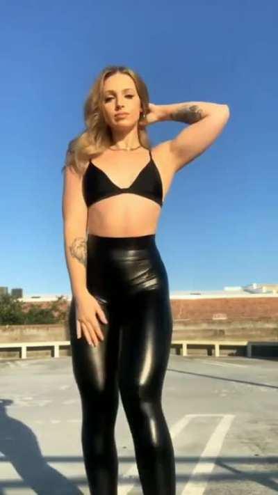 Simply Perfect Booty curves and hips are perfect that body it's made for leggings 🖤✨