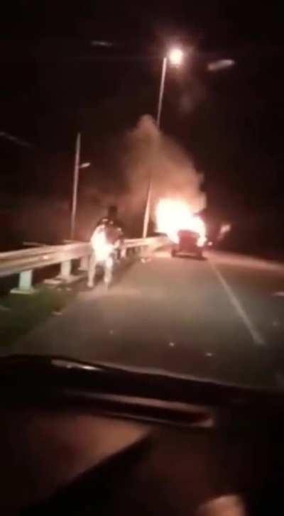 [NSFW] Man survived from burning car