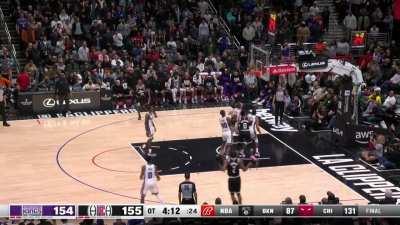 [Highlight] Kawhi gets a quirky 4-bounce bucket to get 42 points on 15-18 shooting