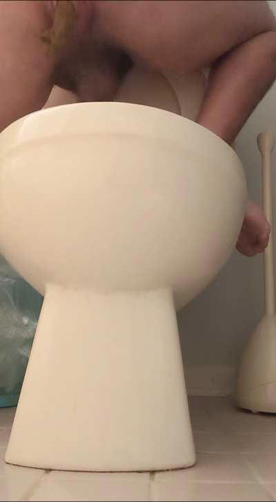 Lifting my Leg and Releasing a Big Yummy Dump up Close 🤤