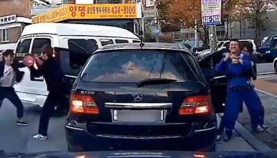 Road rage in Korea, it gets worst when the guy with knife is involved.