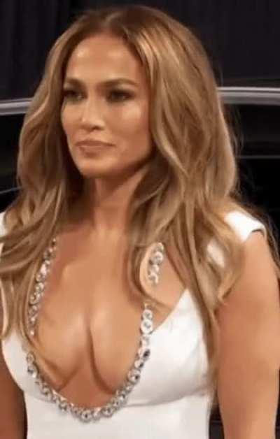 HOLY FUCK Jennifer Lopez and that rack! 💀😳